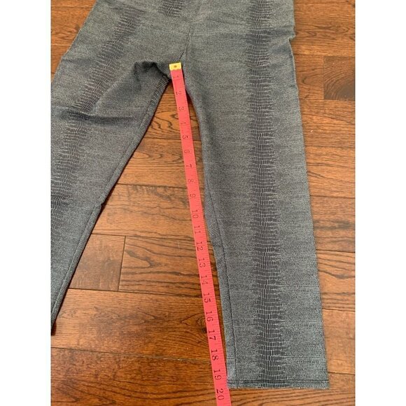 ONZIE Yoga Size S/M Cropped Leggings Crops Charcoal Snake Athleisure Gym Run - Picture 8 of 9